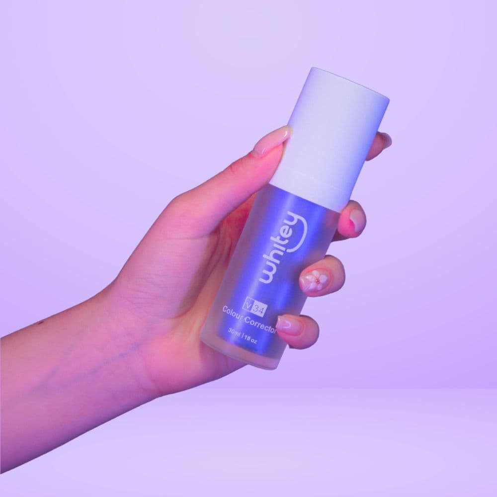Лилавият серум Whitey V34 Colour Corrector — флакон с помпа